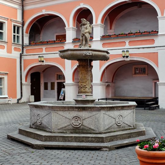 Kašna na nádvoří zámku v Sokolově