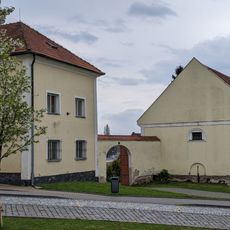 Dva renesanční portálky ve sklepě sýpky fary