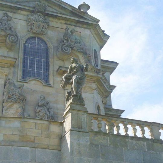 Socha Blahoslavení chudí duchem na balustrádě špitálu v Kuksu