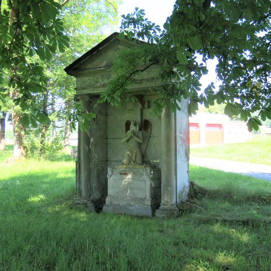 Kaplička u cesty k hřbitovu v Brtníkách