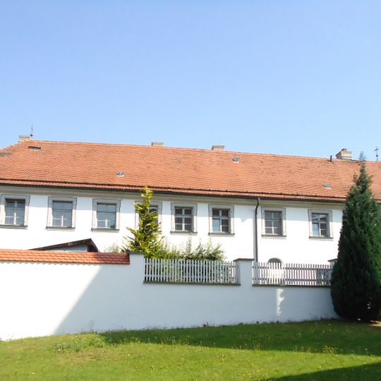 Katholischer Pfarrhof, Vierflügelanlage, ehemaliger Sommersitz des Klosters Waldsassen