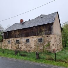 Wohnstallhaus, Scheune und Seitengebäude eines Dreiseithofes sowie Reste der alten Einfriedung und Granitpfosten der Hofeinfahrt Döhlen 6
