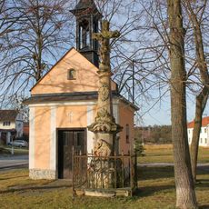 Kříž v Kovářově před kaplí