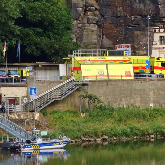 Podchod od přístaviště přívozu v Hřensku