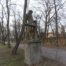 Socha Herkula v zámeckém parku ve Smečně