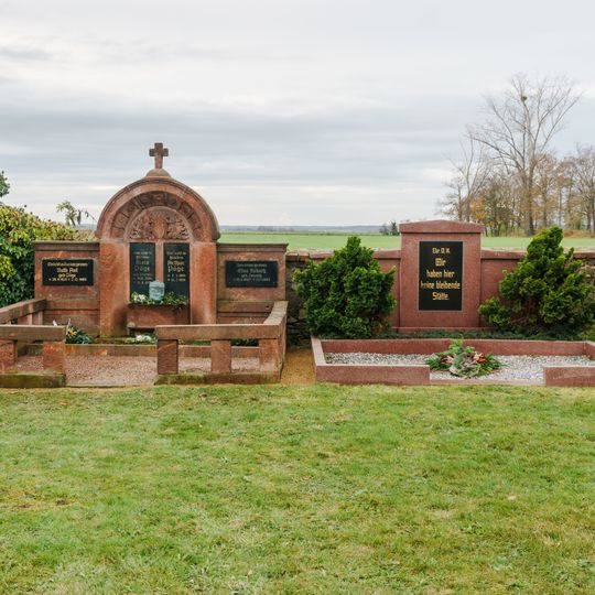 Zwei Grabanlagen auf dem Friedhof Fremdiswalder Straße -