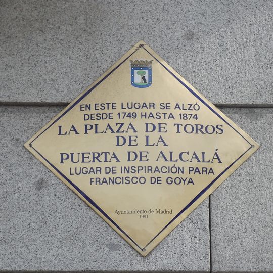 Placa conmemorativa en honor a la plaza de toros de la Puerta de Alcalá
