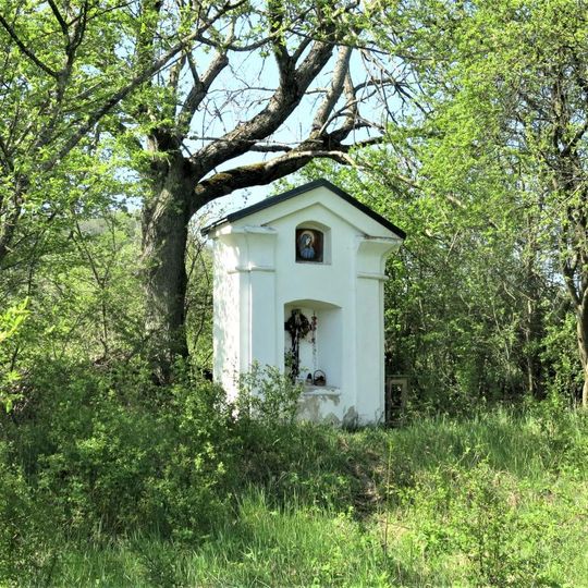 Kaplička na okraji sadu jihovýchodně od Svojkova