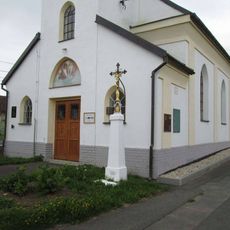 Kříž v Luženicích u kaple