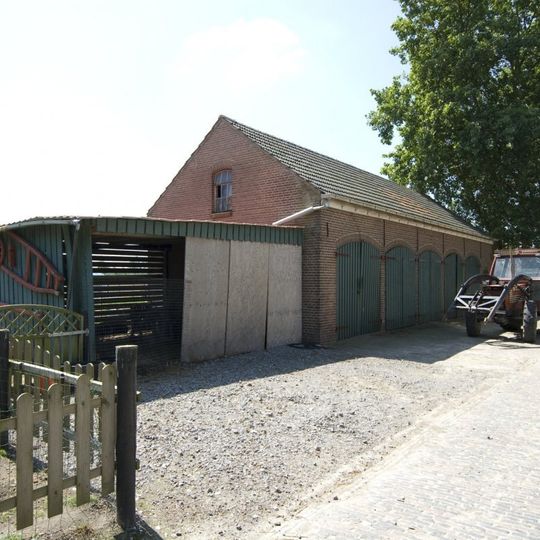 Wijtvliet: wagenschuur, één bouwlaag hoog met zadeldak gedekt met gesmoorde groefpannen, opgetrokken in roodbruine baksteen