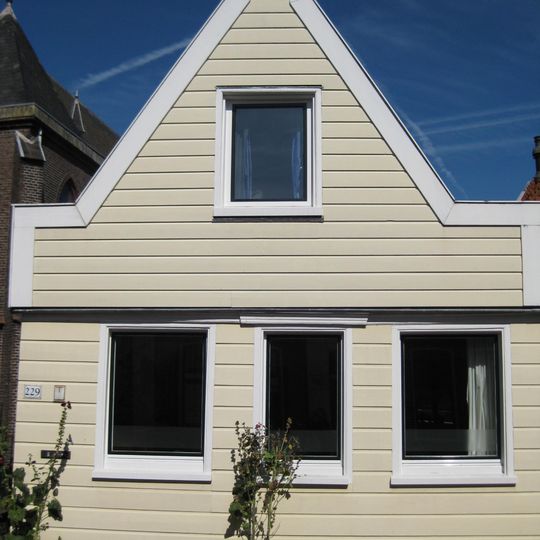 Houten dijkhuis met tuitgevel uit 19de eeuw