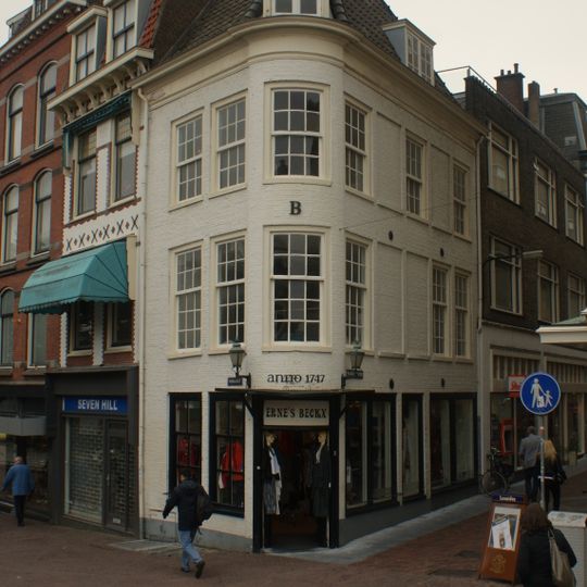 Pand met bakstenen gevel met hoekafronding