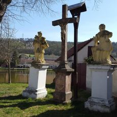 Socha svatého Jana Nepomuckého u Veského rybníka v Tmani