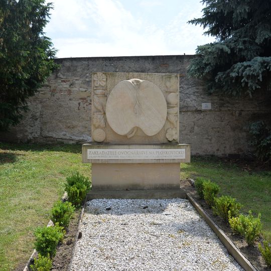 A monument to the founders of fruit growing in the Ploskovice region