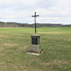 Kříž u památné borovice západně od Lipové