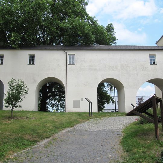 Krytá mostní chodba mezi zámkem a kostelem v Klimkovicích