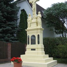 Boží muka a zvonička naproti obecnímu úřadu v Újezdu u Sezemic