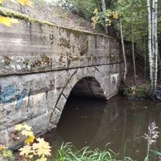 Tehdasalueelle johtaneen rautatien kivisilta