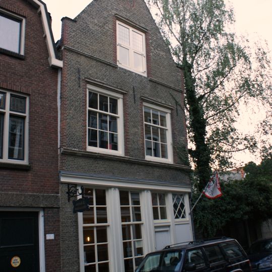 Pand met puntgevel met vlechtwerk