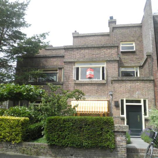 Dubbel woonhuis uit 1919-1920 opgetrokken in kubistisch-expressionistische trant met bijbehorende schuur