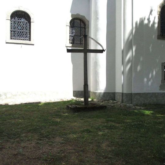 Kříž u kostela v Dubci
