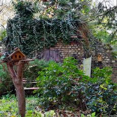 Wasserbehälter sowie Schieberkammer einschließlich fast vollständig erhaltener Armaturen Am Weinberg (in einem Garten)