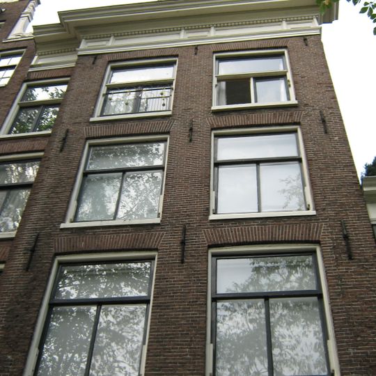 Pand onder rechte lijst en gebroken dak