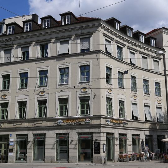 Eckbau einer im Kern noch spätklassizistischen Rondellgruppe