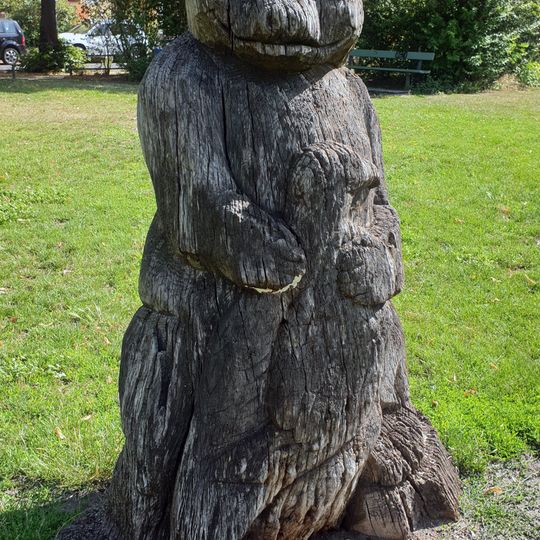 Bärenfigur mit Adler