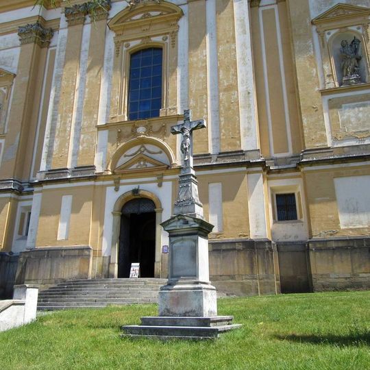 Kříž ve Šternberku na Horním náměstí před kostelem