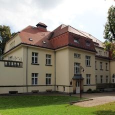 Building B1: Clinic building in the style of reform architecture (individual monument to ID No. 09284584) Hufelandstraße 15