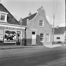 Waling Dykstrastraat 9, Vrouwenparochie