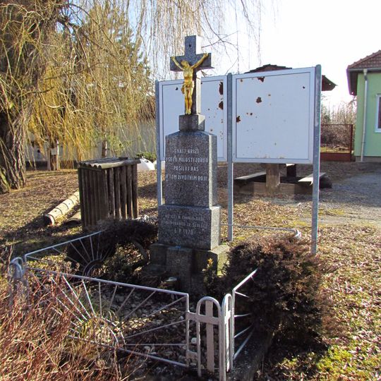 Kříž u obecního úřadu v Sedlci