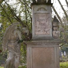 Ev. cintorín Kozia brána, náhrobník so sochou