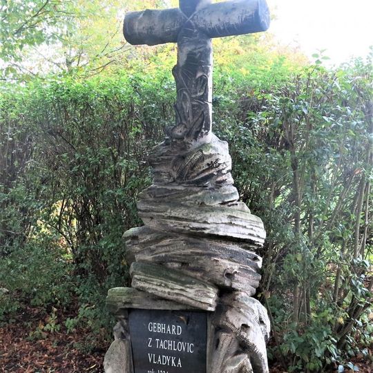 Gebhardův kříž naproti obecnímu úřadu v Tachlovicích