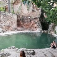 スペインでリフレッシュできる自然のスイミングプール