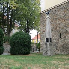 Pomník padlým v 1. sv. válce před zvonicí v Čechticích