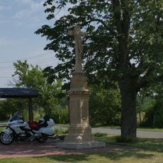 Pamětní kříž u silnice a odpočívky severně od Kelníků