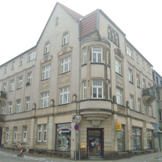 Wohnhaus in Ecklage und in geschlossener Bebauung Karl-Marx-Straße 2