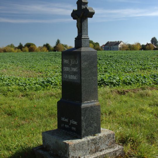 Kříž u silnice mezi Podveky a Ježovicemi