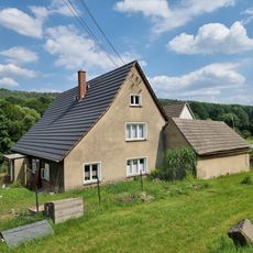 Gehöft mit Wohnstallhaus und Scheune sowie mit teilweise originaler Hofpflasterung Elbersdorfer Straße 3