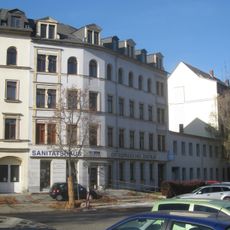 Mietshaus in geschlossener Bebauung mit Vorgarten Josephinenstraße 1