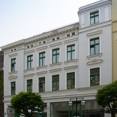 Mietshaus mit Laden in nach rechts geschlossener Bebauung und Hintergebäude Schulstraße 4
