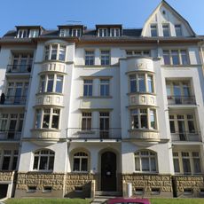 Mietshaus in geschlossener Bebauung mit Vorgarten Georg-Landgraf-Straße 22