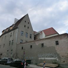 Wohnhaus mit Läden in geschlossener Bebauung, Eckhaus, dazu das angebaute Nebengebäude Jakob-Böhme-Straße 3 Jakob-Böhme-Straße 2, 3 (Hauptanschrift: Weberstraße 11)