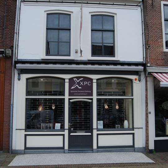 Huis met gepleisterde lijstgevel