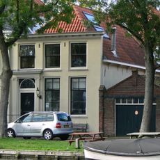 Huis met verdieping en gepleisterde lijstgevel