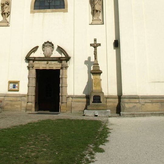 Kříž před kostelem Nanebevzetí Panny Marie v Uherském Brodu