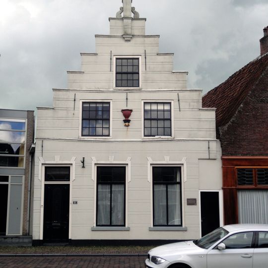 Perceelsgedeelte van het pand met zolder- en vlieringverdieping onder zadeldak tegen gepleisterde trapgevel