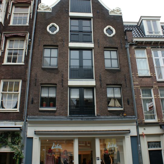 Pakhuisachtig pand met ingezwenkte halsgevel onder gelobde afdekking